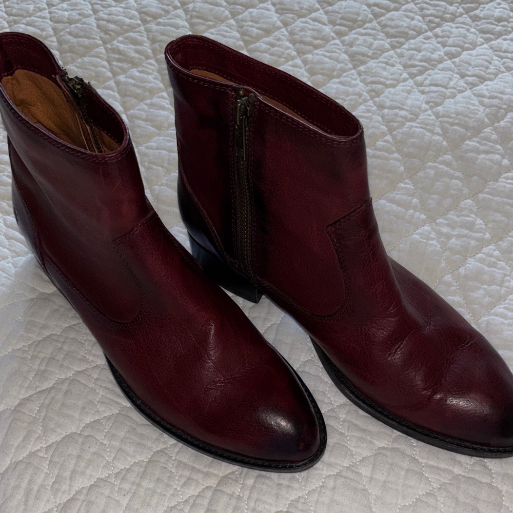 Frye women’s boots. Gorgeous burgundy color. Size 6 1/2